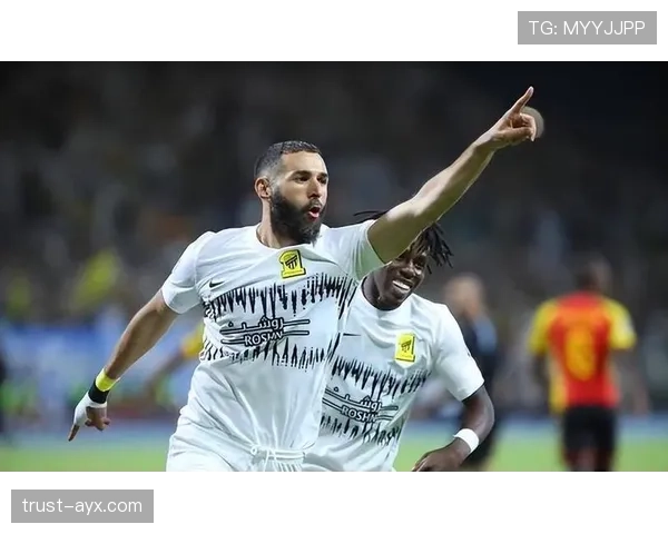 本泽马状态回暖，技术与智慧兼备化身球场全能战士