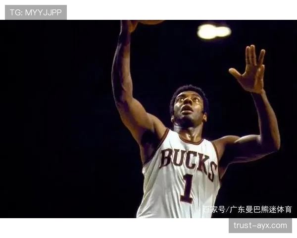 奥斯卡·罗伯特森无球跑动改变防守布局，主导球队进攻节奏