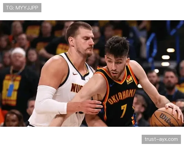 霍姆格伦挡拆吸引约基奇拉开内线空间