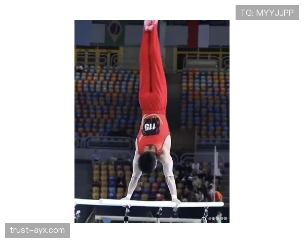 刘洋训练完直接瘫在场边啃蛋白棒，这自律狠人连喘气都像掐着秒表