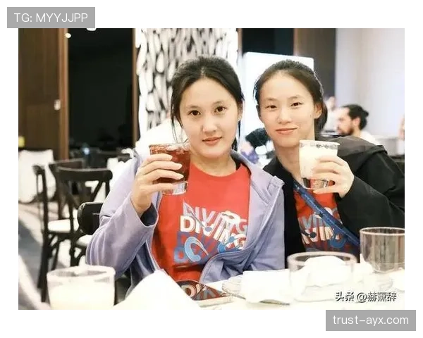 陈芋汐家的冰箱里塞满了冠军奖杯，饮料都没地儿放