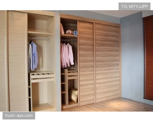 瑞安·洛赫特的衣橱比我房子还敞亮，看到价格标签我当场怀疑人生